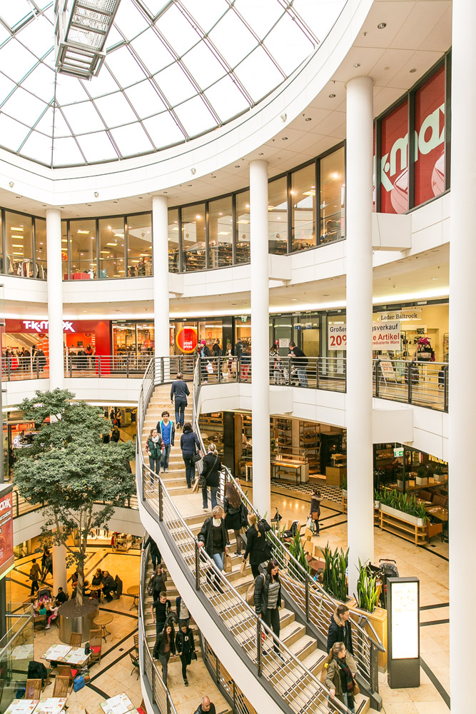 Postgalerie Einkaufzentrum in Karlsruhe oben befindet sich eine Glasdecke sowie in der Mitte eine Treppe